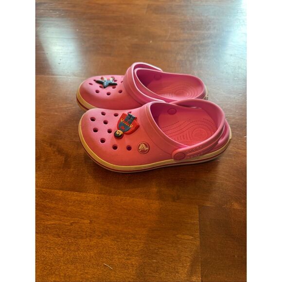 Girls crocs pink with crocs charms size 2 - Picture 1 of 4